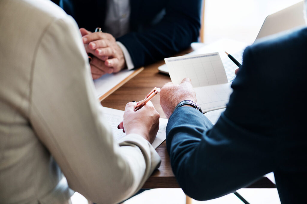 <a href="https://br.freepik.com/fotos-gratis/pessoas-negocio-investir-ligado-startup-buiness_2767726.htm#page=50&query=executivos%20desfocado&position=4&from_view=search&track=ais">Imagem de rawpixel.com</a> no Freepik