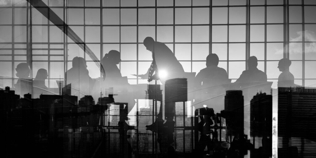 <a href="https://br.freepik.com/fotos-gratis/silhouette-business-people-discussao-reuniao-cityscape-team-concept_19069627.htm#page=4&query=executivos%20desfocado&position=1&from_view=search&track=ais">Imagem de rawpixel.com</a> no Freepik